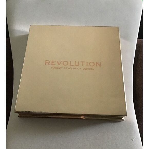 BNIB~Revolution Face Quad Highlighter Palette - Picture 2 of 2